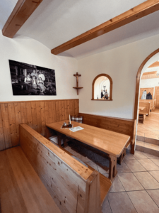 Heurigenzimmer vorne mit Familienecke